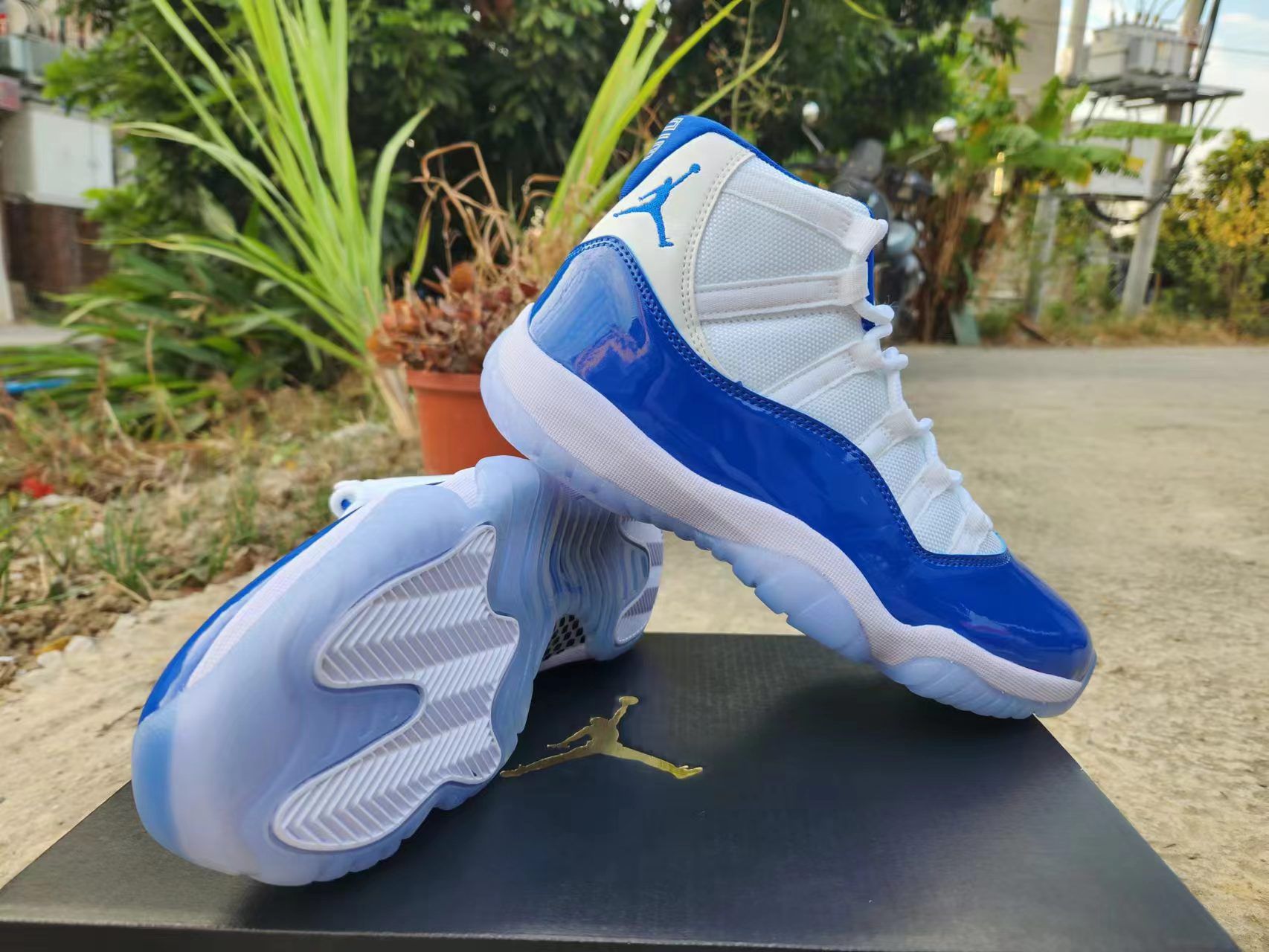 Jordan 11 blanco y azul - Imagen 2